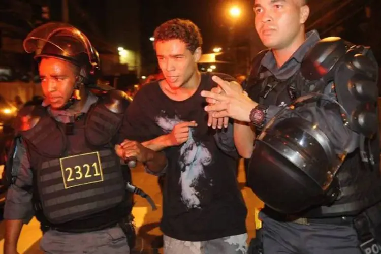 Manifestante é levado por policiais durante protesto contra a Copa, no Rio de Janeiro (Fernando Frazão/Agência Brasil)