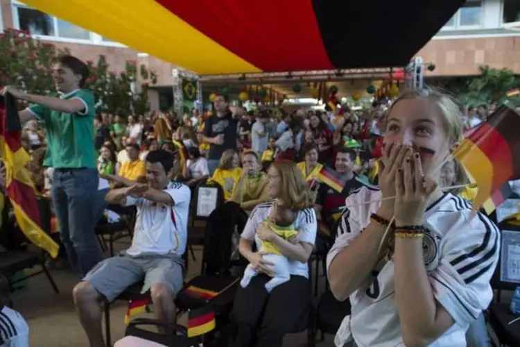 Alemães e brasileiros assistem ao jogo na Embaixada Alemã (Marcelo Camargo/Agência Brasil)