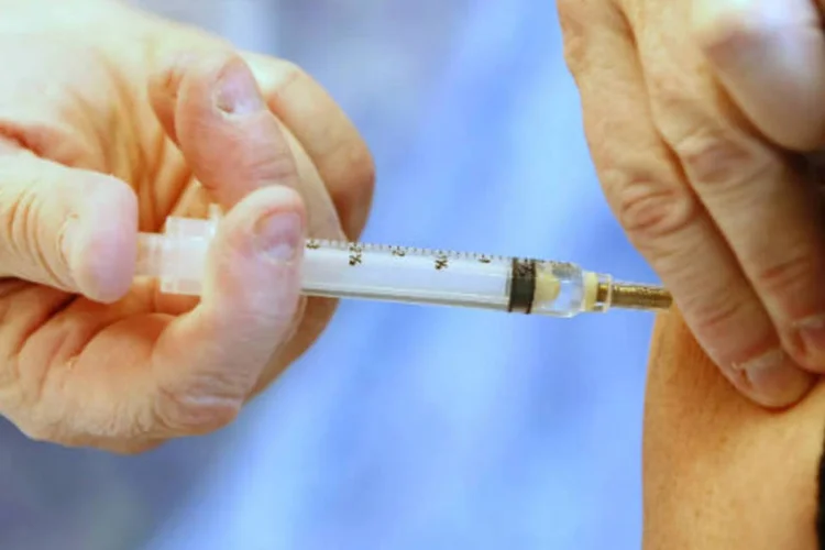 
	Estudos demonstram que a vacina pode reduzir entre 32% e 45% o n&uacute;mero de hospitaliza&ccedil;&otilde;es por pneumonias e de 39% a 75% a mortalidade global
 (George Frey/Getty Images)