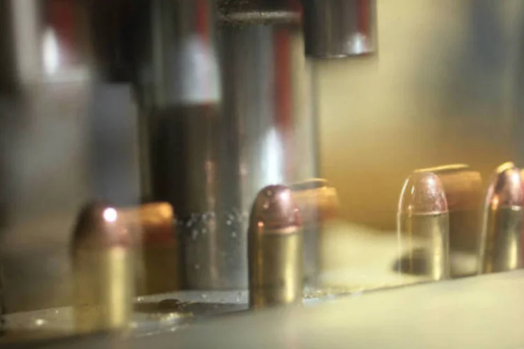 
	F&aacute;brica de muni&ccedil;&otilde;es: ind&uacute;stria de armas&nbsp;movimenta 70 bilh&otilde;es de d&oacute;lares por ano no mundo
 (Joe Raedle/Getty Images)
