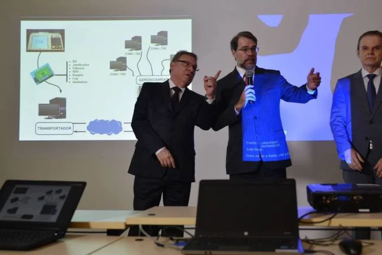 
	Eug&ecirc;nio Arag&atilde;o ao lado de Dias Toffoli: Arag&atilde;o vai ocupar o lugar do procurador Wellington C&eacute;sar Lima e Silva
 (José Cruz/Agência Brasil)