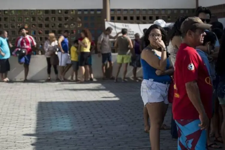 
	Eleitores fazem fila para votar: a quantidade de votos em branco e nulos, no entanto, diminuiu
 (Marcelo Camargo/Agência Brasil)