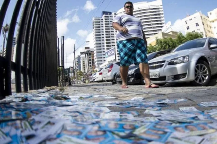 
	Panfletos de candidatos sujam as ruas de Fortaleza: urnas permanecer&atilde;o abertas nas cidades que t&ecirc;m fusos hor&aacute;rios diferentes do de Bras&iacute;lia
 (Marcelo Camargo/Agência Brasil)