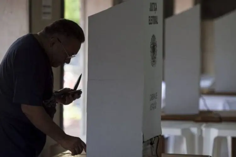 
	Eleitor vota em Fortaleza (CE): clima eleitoral ainda n&atilde;o contagiou eleitores, que aparentemente est&atilde;o cansados da crise pol&iacute;tica
 (Marcelo Camargo/Agência Brasil)