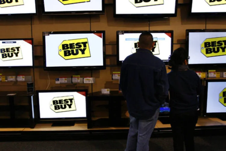 
	Consumidores olham a sess&atilde;o de TV de plasta em uma loja da Best Buy em Fort Worth, Texas
 (Tom Pennington/Getty Images)