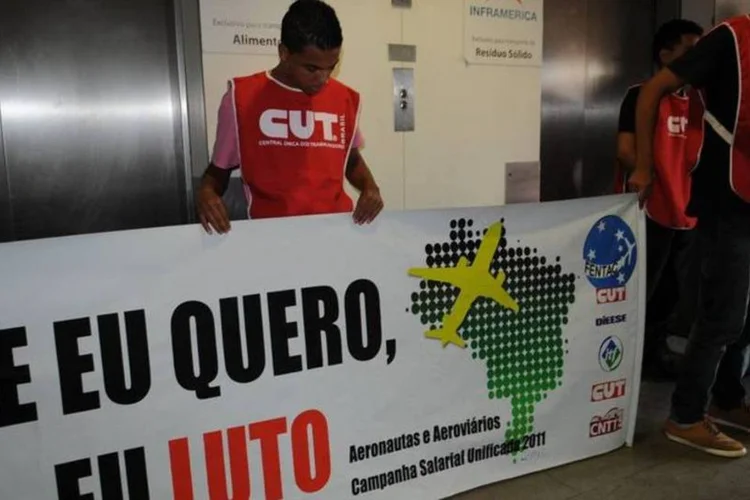 Aeronautas e aeroviários fazem paralisação no Aeroporto Internacional de Brasília — Presidente Juscelino Kubitschek  (Elza Fiuza/Agência Brasil)
