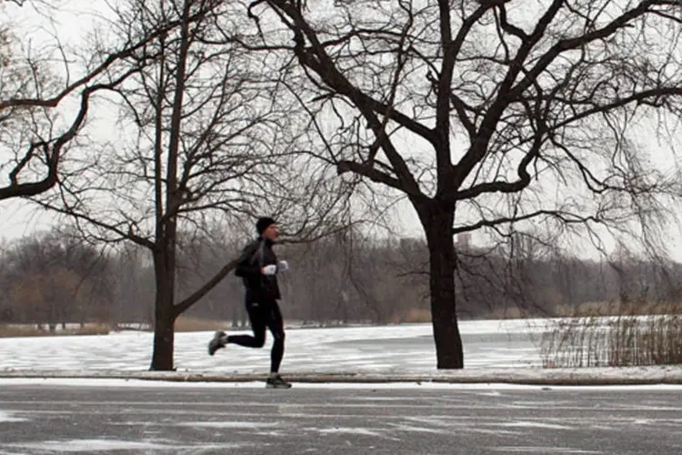 
	Homem corre em um parque ap&oacute;s um nevasca de inverno: pelo menos 15 pessoas morreram nos &uacute;ltimos dias por incidentes relacionados com as condi&ccedil;&otilde;es meteorol&oacute;gicas
 (Spencer Platt/Getty Images)