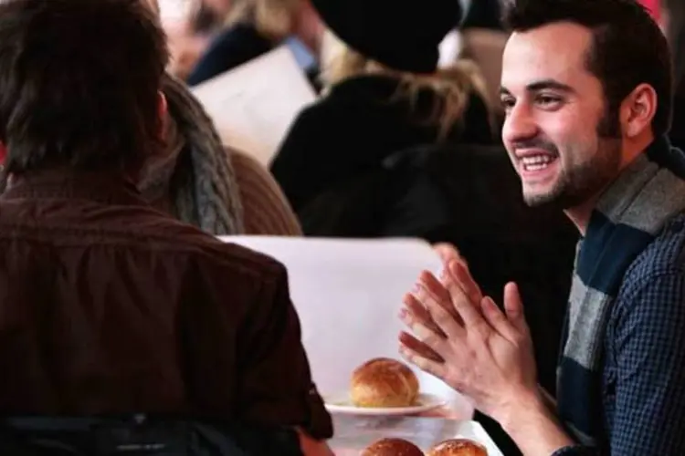 Homem conversando em um restaurante (Getty Images/Allison Joyce)