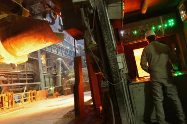 
	Funcion&aacute;rio da ThyssenKrupp opera m&aacute;quina: a estrat&eacute;gia poder&aacute; ser aplicada tamb&eacute;m &agrave;s opera&ccedil;&otilde;es da empresa no Brasil
 (Sean Gallup/Getty Images)