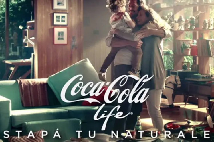Comercial da Coca-Cola: vídeo conta saga de um casal que enfrenta a chegada de um pequeno bagunceiro destruidor de lares (Reprodução)