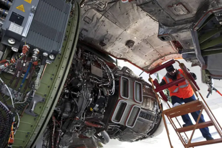 
	Mec&acirc;nico da Boeing trabalha na turbina de um avi&atilde;o cargueiro 747-8 em Everett, Washington
 (Stephen Brashear/Getty Images)