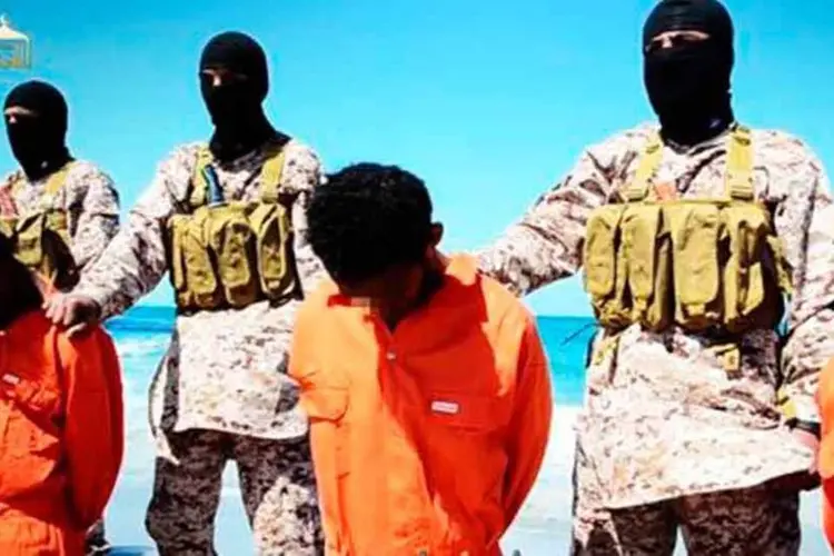 Supostos cristãos etíopes capturados pelo grupo Estado Islâmico, em captura de tela de vídeo divulgado por mídias jihadistas, no dia 19 de abril de 2015 (Afp.com / HO)