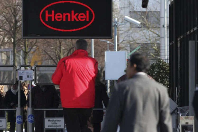 
	Funcion&aacute;rios entram em f&aacute;brica da Henkel na Alemanha, em Duesseldorf: fabricante previu um aumento de 10% no lucro ajustado por a&ccedil;&atilde;o preferencial em 2013
 (Ralph Orlowski/Getty Images)