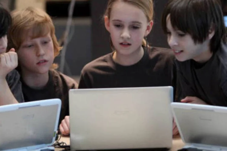 
	Crian&ccedil;as com computadores na escola: de acordo com levantamento feito nas 91 diretorias regionais de Ensino de SP, 61% dos pais acompanham as notas
 (Getty Images)