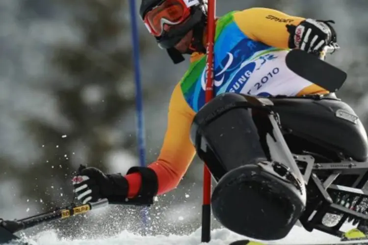 Josh Dueck perdeu movimentos após acidente esquiando, em 2004 (Quinn Rooney/Getty Images)