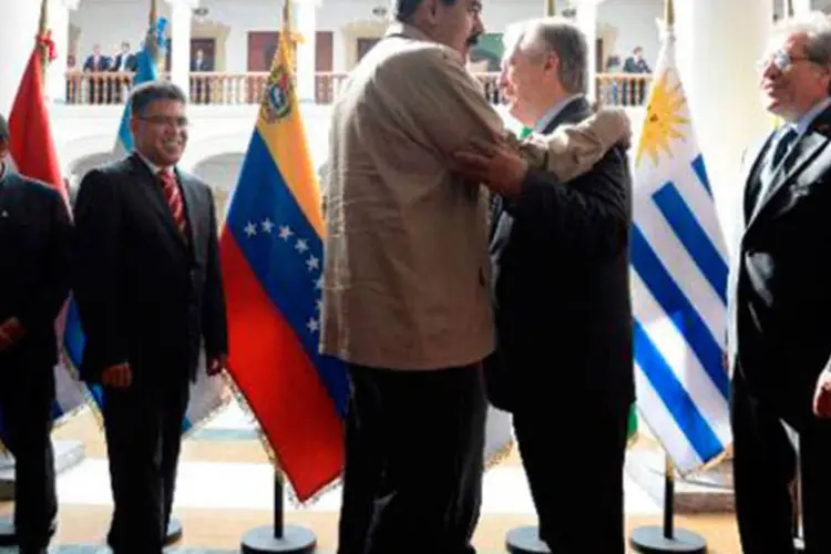 O presidente de Venezuela, Nicolás Maduro (c), cumprimenta o ministro de Relações Exteriores de Brasil, Luiz Alberto Figueiredo, em reunião do Mercosul, em Caracas
 (Juan Barreto/AFP)