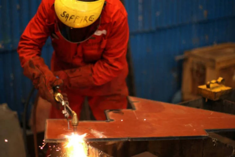 
	Trabalhador da ind&uacute;stria:&nbsp;&nbsp;setor mostrou crescimento pelo sexto m&ecirc;s seguido, uma vez que o PMI do instituto Markit manteve-se acima da marca de 50
 (Christopher Furlong/Getty Images)