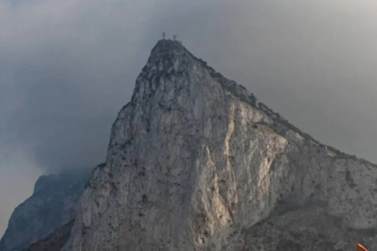 Tensões diplomáticas sobre o território cresceram há 10 dias, quando barcos de Gibraltar jogaram pedras ao mar para criar um recife artificial na entrada do Mediterrâneo (Getty Images)