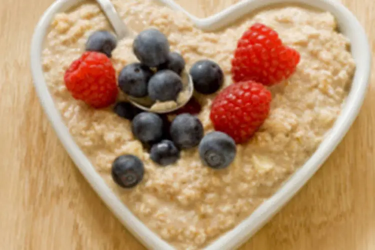Café da manhã saudável: ideal é que esta refeição inclua laticínios (leite e derivados), cereais ricos em fibras, pães integrais, frutas ou sucos naturais (Getty Images)