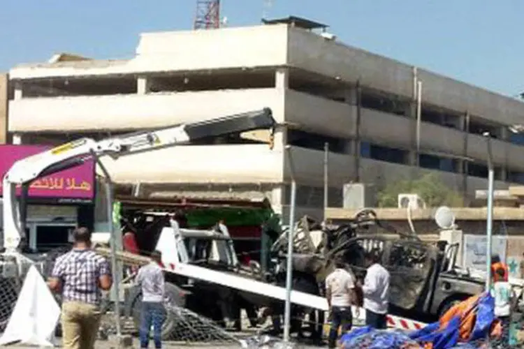 Local de um ataque com carro-bomba em Bagdá: carros-bomba explodiram em nove áreas da região, seis delas de maioria xiita, duas sunitas e uma mista (Sabah Arar/AFP)