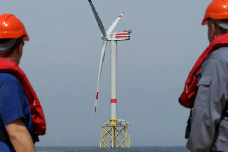 
	Trabalhadores olham turbina de vento no parque energ&eacute;tico Alpha Ventus, na costa da Alemanha
 (Sean Gallup/Getty Images)