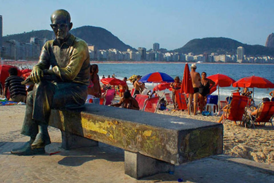 Estátua de Carlos Drummond no Rio é alvo de vândalos