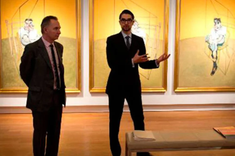 
	Porta-voz da Christie&#39;s exibe o tr&iacute;ptico de Francis Bacon &quot;Three Studies of Lucian Freud&quot;: a Christie&#39;s descreveu a obra como &quot;um &iacute;cone da arte do s&eacute;culo XX&quot;&nbsp; (DON EMMERT/AFP)