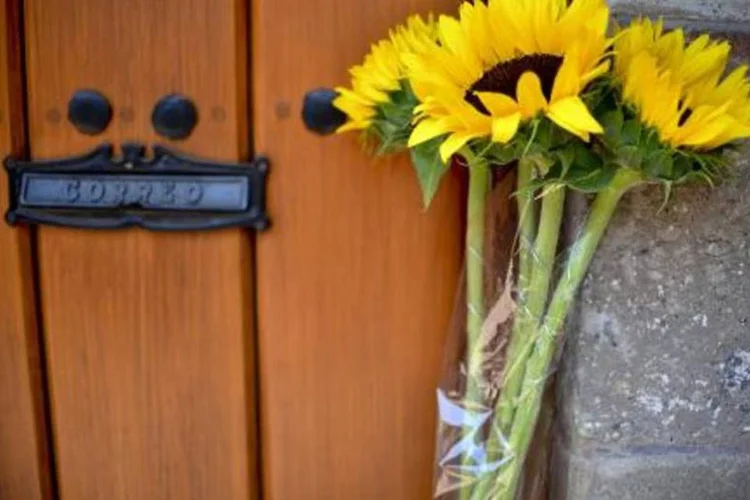 Detalhe do buquê de girassóis colocado por fãs na porta principal da casa do falecido escritor colombiano Gabriel García Márquez, na Cidade do México (AFP)
