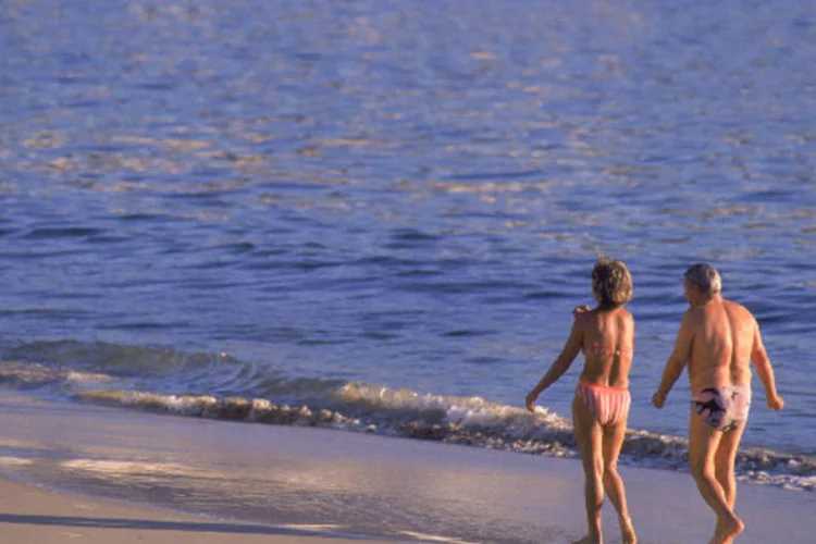 
	Casal caminha na praia: somente em novembro, o d&eacute;ficit em viagens internacionais ficou em US$ 1,287 bilh&atilde;o
 (VEJA)