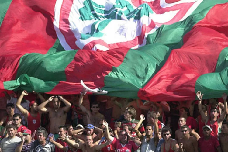 
	Torcedores da Portuguesa: Lusa exige que o tribunal ordene a inscri&ccedil;&atilde;o da equipe na primeira divis&atilde;o, que come&ccedil;ar&aacute; a ser disputada no pr&oacute;ximo dia 19 de abril, atrav&eacute;s de uma medida cautelar
 (Allsport UK/ALLSPORT/Getty Images)