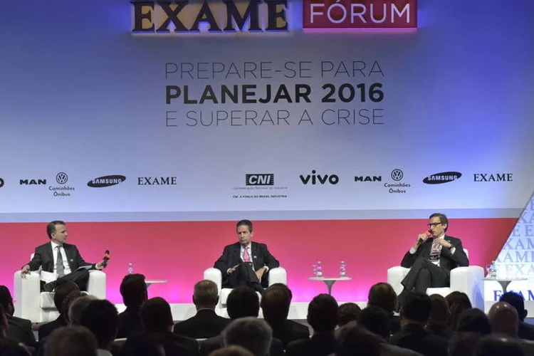 André Lahoz, diretor de redação da EXAME, Helio Magalhães,  presidente do Citi, e Patrice Etlin, Sócio do Advent Internacional, durante EXAME Fórum 2015  (Flavio Santana/Biofoto/EXAME.com)