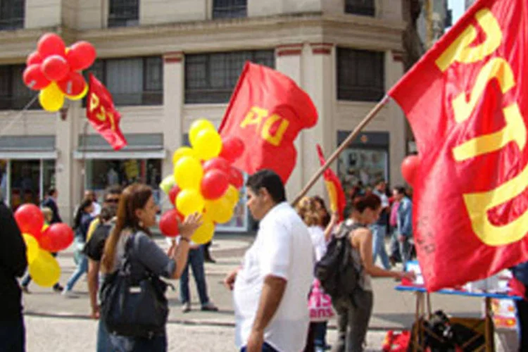Partidários do PSTU em manifestação: partido divulgou nota em que nega ligação com manifestantes que adotam a tática black bloc e promovem vandalismo em protestos (Divulgação)