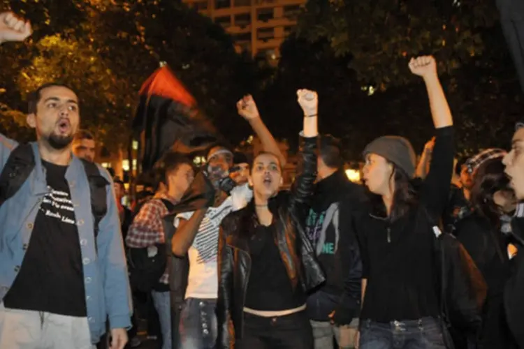 Integrantes do grupo Black Bloc concentrados em frente ao prédio do Tribunal de Justiça protestam contra a prisão de três administradores da página do grupo na internet (Fernando Frazão/ABr)