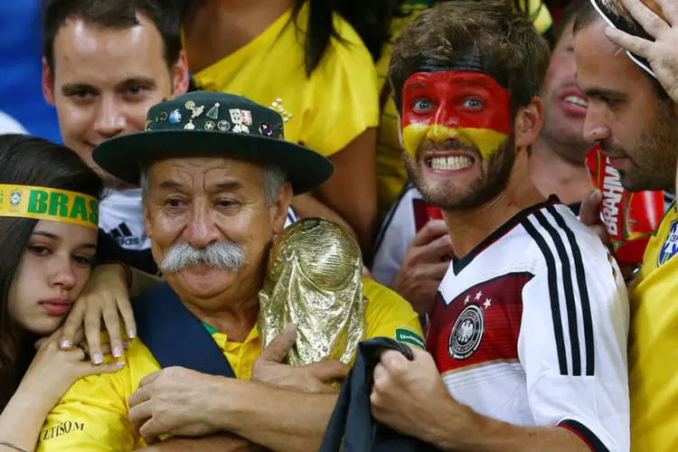 "Gaúcho da Copa" com torcedores da Alemanha no Mineirão (Michael Steele/Getty Images)