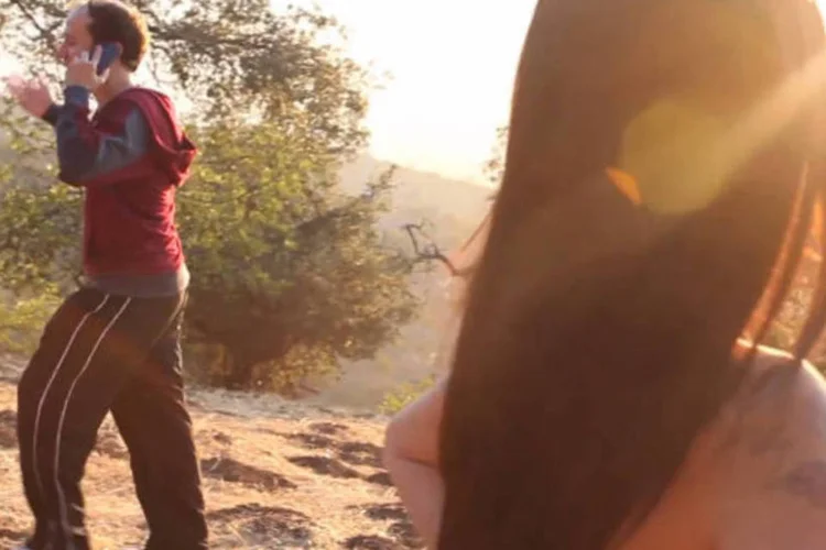 "I Forgot My Phone": é claro que, para provar seu ponto, o filme exagera, mas é muito fácil encontrar grupos de pessoas agindo exatamente dessa maneira (Reprodução)