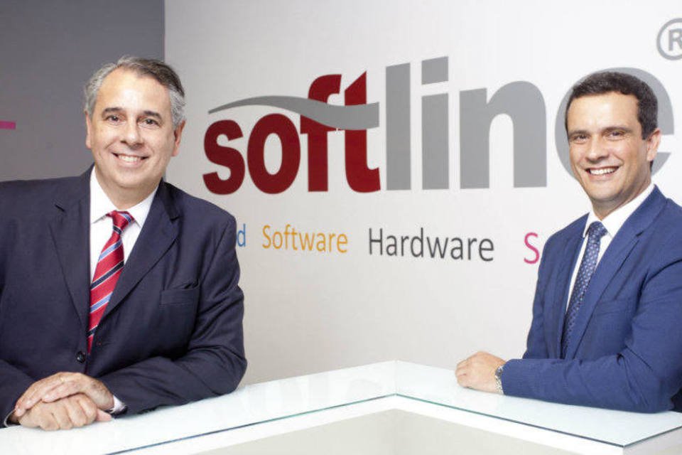 
	Os executivos Gustavo Capart (&agrave; esquerda) e Jos&eacute; Azevedo, da Softline: empresa espera faturar US$ 150 milh&otilde;es na AL
 (Claudio Gatti/Softline)