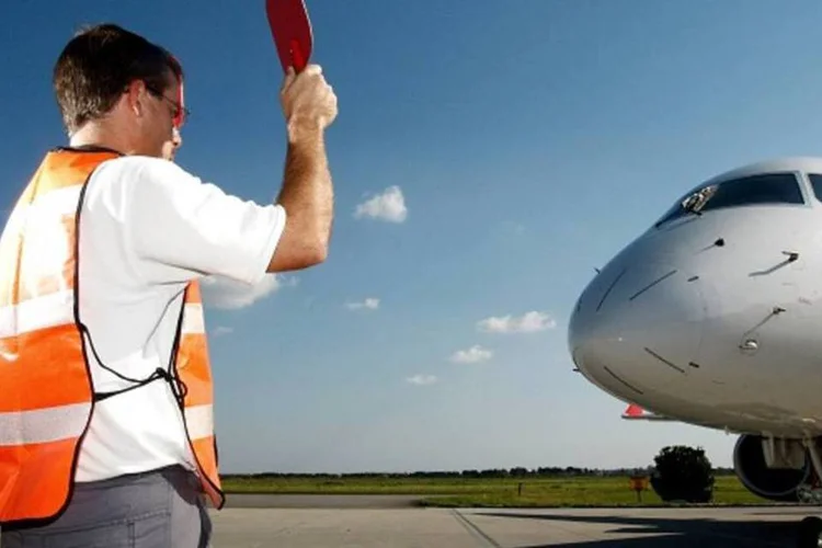 
	Avi&otilde;es: mergulhadores da Marinha venezuelana recuperaram cinco dos passageiros, mas que o sexto se encontrava em um ponto de dif&iacute;cil alcance
 (Divulgação/Embraer)