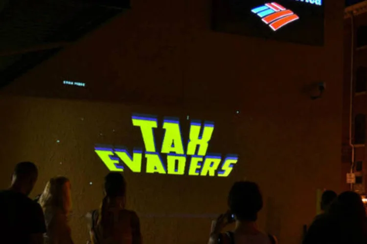 O projeto, coordenado por Gan Golan, expõe mensagens iluminadas pela cidade sobre os abusos do governo e das multinacionais quando tratamos de assuntos como impostos, leis e recursos sociais (Reprodução)