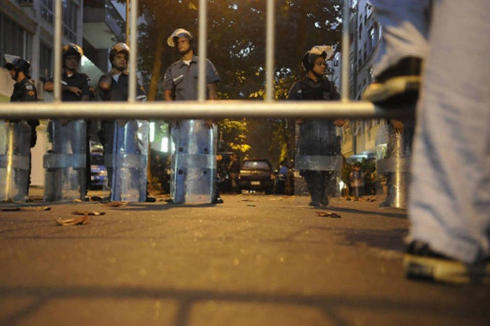 Ativistas da Rocinha se unem a protesto na casa de Cabral