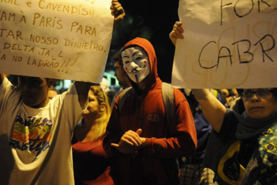 Polícia dispersa manifestantes em frente à casa de Cabral