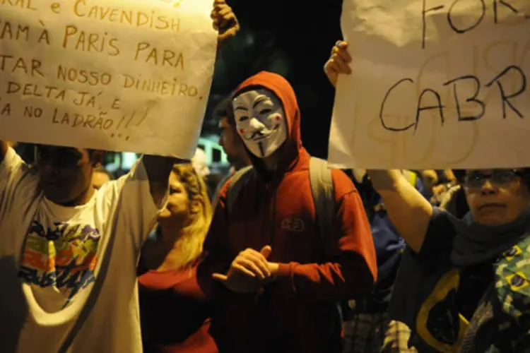 Manifestantes que estão reunidos em frente à rua onde mora o governador do Rio, Sérgio Cabral, protestam com cartazes e dizeres contra a corrupção e pedindo investigação sobre escândalos políticos (Fernando Frazão/ABr)