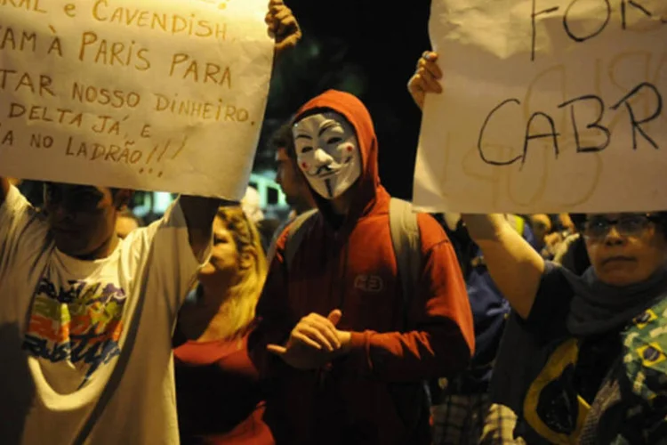 Manifestantes que estão reunidos em frente à rua onde mora o governador do Rio, Sérgio Cabral, protestam com cartazes e dizeres contra a corrupção e pedindo investigação sobre escândalos políticos (Fernando Frazão/ABr)