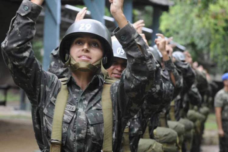 Ana Carolina é uma das mulheres que fazem o curso de paraquedismo no Centro de Instrução do Exército (Tania Rego/Abr)