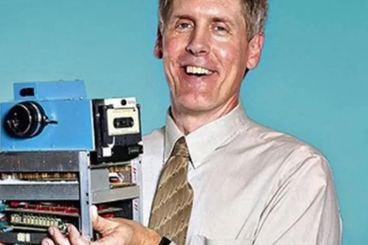 Bryce Bayer ao lado da primeira câmera digital, em 1976 (Wikimedia Commons)
