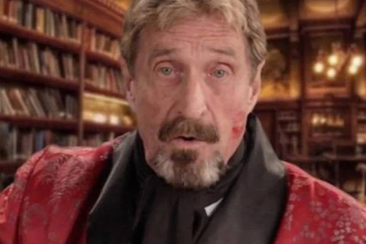 Engenheiro inglês John McAfee aparece em vídeo onde ironiza os usuários que lhe pedem explicações sobre como desinstalar o antivírus (Reprodução/YouTube/Reprodução)