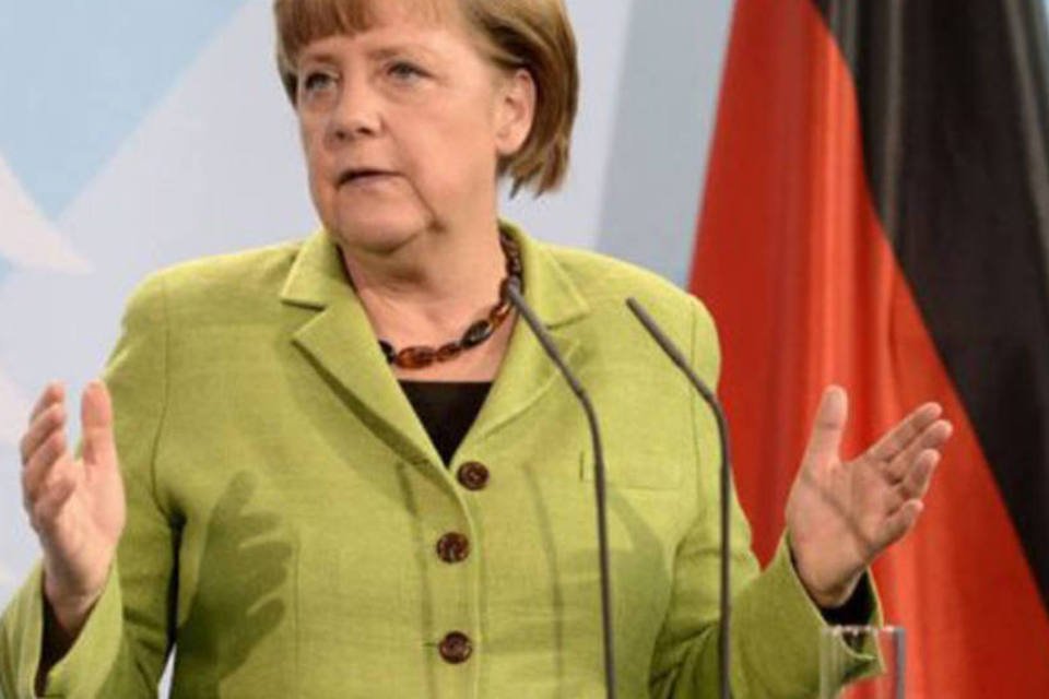 Merkel reitera apoio à permanência da Grécia no euro