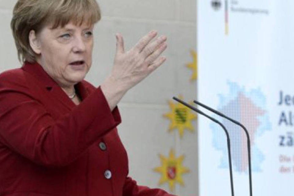 Merkel pede respeito a compromissos antes de ver Hollande