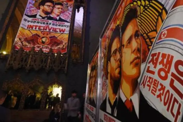 Cartazes do filme "A Entrevista" em Los Angeles: balões continham centenas de milhares de panfletos contrários a Pyongyang, assim como 5.000 DVDs e 5.000 pen drives com cópias do filme (AFP)