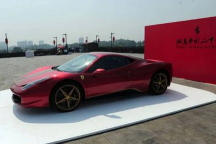 Ferrari 458 Itália: rastros dos pneus ficaram marcados no alto da muralha, já que os funcionários da manutenção não conseguiram apagar (AFP)