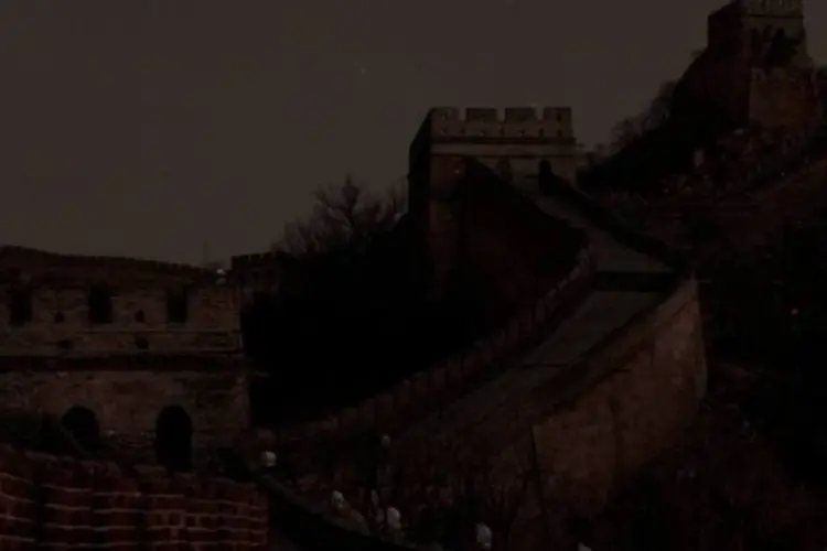 
	A Grande Muralha da China, com suas luzes apagadas durante a Hora do Planeta:&nbsp;&agrave;s 20h30 locais, os grandes pontos tur&iacute;sticos de mais de 150 pa&iacute;ses ser&atilde;o apagados, na maior manifesta&ccedil;&atilde;o ambiental do mundo.
 (Getty Images)